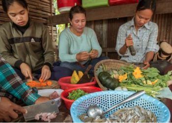 Villagers prepare a nutritious and healthy meal in Moung District, Battambang, Cambodia. Photo by: Fani Llauradó / WorldFish Cambodia / CC BY-NC-ND