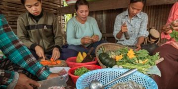 Villagers prepare a nutritious and healthy meal in Moung District, Battambang, Cambodia. Photo by: Fani Llauradó / WorldFish Cambodia / CC BY-NC-ND
