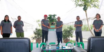 Photo Caption: (Middle) Minister of Agriculture and Food Industries YB Datuk Seri Dr. Ronald Kiandee and Executive Chairman of AirAsia Group Datuk Kamarudin Meranun launched OURFARM, a new business-to-business (B2B) e-commerce platform to revolutionise the agribusiness supply chain, witnessed by Deputy Secretary General (Development) of Ministry of Agriculture and Food Industries Dr. Anis bin Mahmud, CEO of AirAsia Group Tan Sri Tony Fernandes, CEO of OURFARM Lalitha Sivanaser and President of RedBeat Ventures, AirAsia Group Aireen Omar.