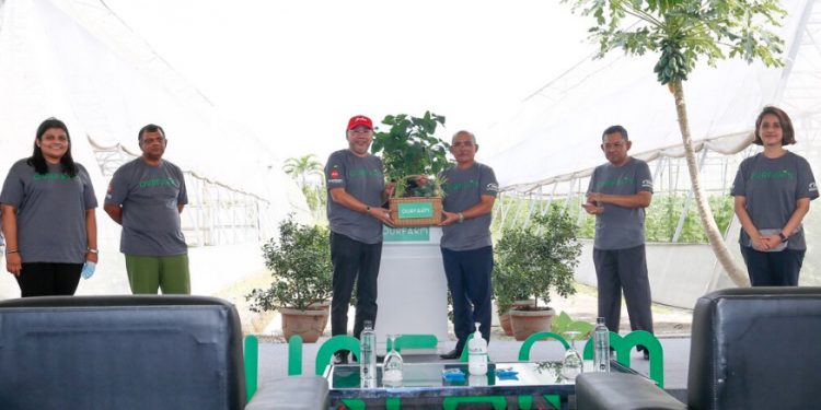 Photo Caption: (Middle) Minister of Agriculture and Food Industries YB Datuk Seri Dr. Ronald Kiandee and Executive Chairman of AirAsia Group Datuk Kamarudin Meranun launched OURFARM, a new business-to-business (B2B) e-commerce platform to revolutionise the agribusiness supply chain, witnessed by Deputy Secretary General (Development) of Ministry of Agriculture and Food Industries Dr. Anis bin Mahmud, CEO of AirAsia Group Tan Sri Tony Fernandes, CEO of OURFARM Lalitha Sivanaser and President of RedBeat Ventures, AirAsia Group Aireen Omar.