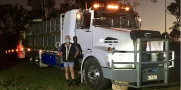 Beeekeeper Rex Carruthers heading off from Queensland to Victoria's almond orchards.(Supplied:Naomi Carruthers)