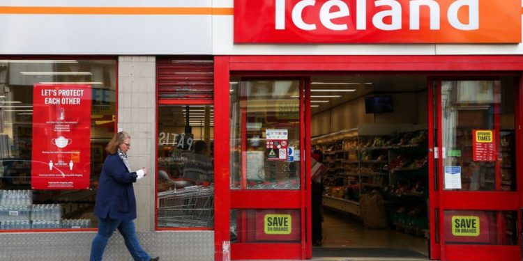 Covid test plan pointless says Iceland boss