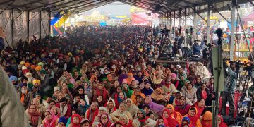 India’s protesting farmers remain in place